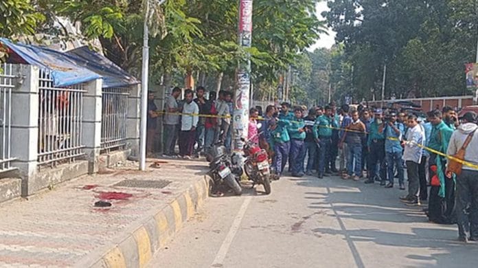 খুলনায় আদালতের সামনে কুপিয়ে ও গুলি করে ২ জনকে হত্যা