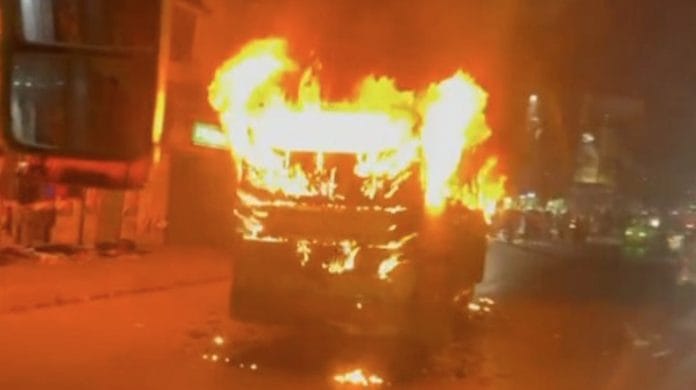 গাজীপুরে যাত্রীবাহী চলন্ত বাসে হঠাৎ আগুন - Channel 17